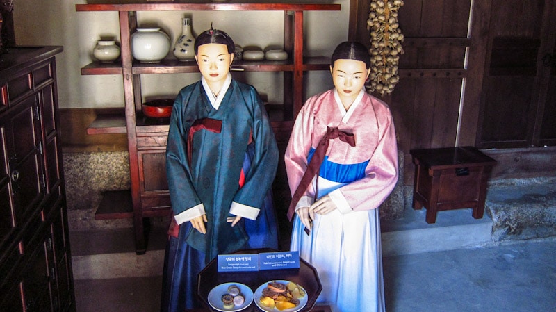 Court ladies in the kitchen of Norakdang Hall