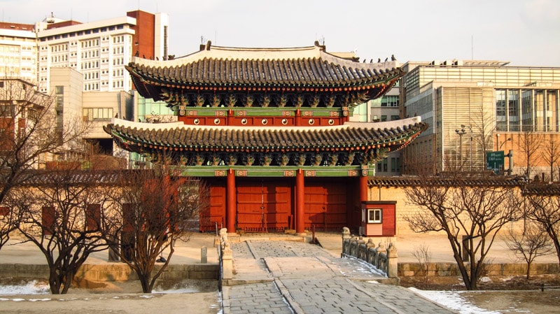 Beautiful but modest design of Honghwamun Gate at Changgyeonggung Palace