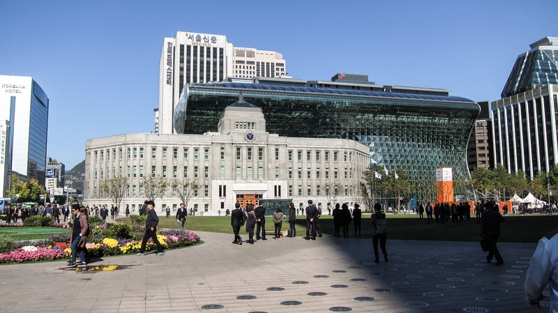 The old city hall in front of the new city hall at Seoul Plaza