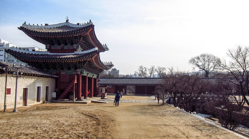 Side view of Honghwamun Gate at Changgyeonggung Palace