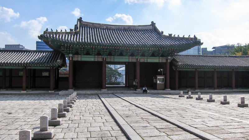 Sungjeongjeon Gate and surrounding courtyard at Geonghuigung Palace in Seoul