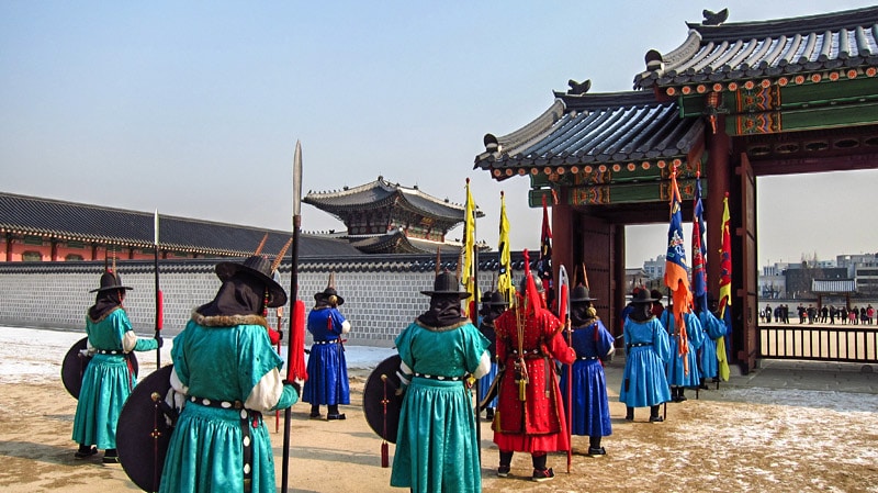 Changing of the guard ceremony at Gyeongbokgung Palace