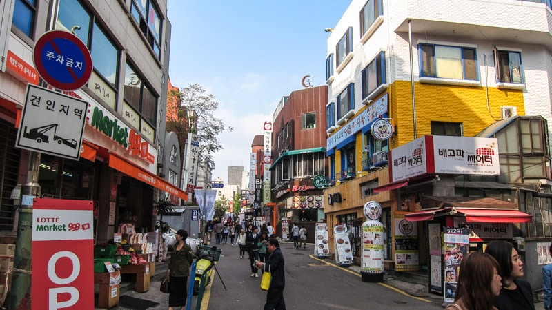 Daehangno restaurants and shops
