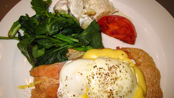 Eggs Benedict with smoked salmon, tomato, and spinach at The Flying Pan Blue in Seoul