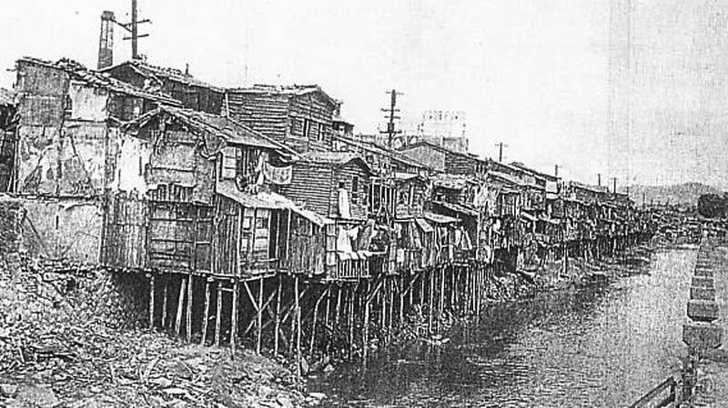 Frame houses on the Cheonggyecheon Stream during the early 1900s