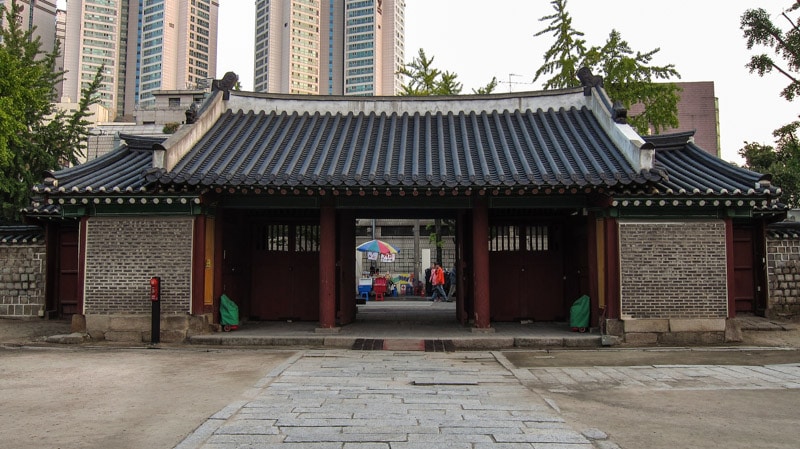 Front gate of Seoul Dongmyo (Donggwanwangmyo) Shrine in Seoul, South Korea