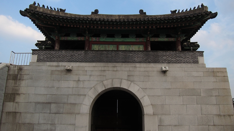 A view of the front of Hyehwamun Gate (Honghwamun Gate) from below