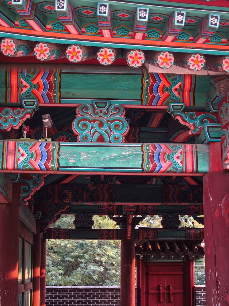 A view of the underside of the roof of Hyehwamun Gate (Honghwamun Gate)