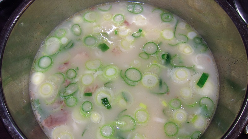 Milky white broth of seolleongtang