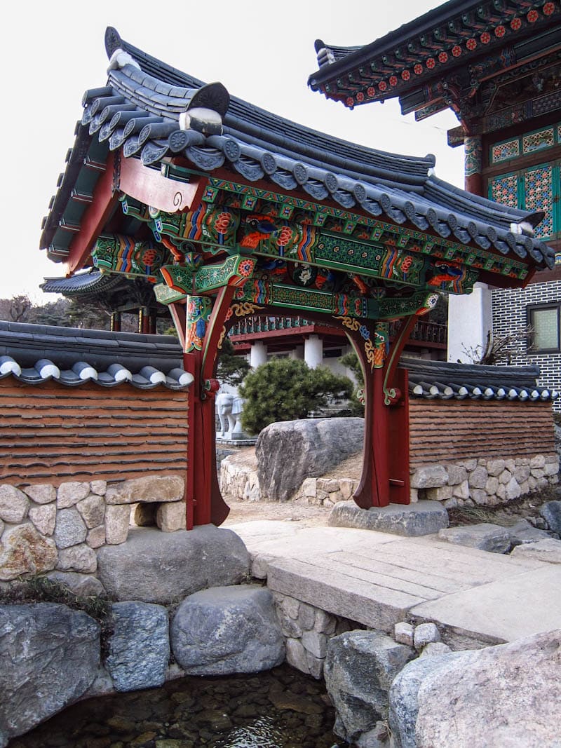 Small gate leading into Bongeunsa Temple