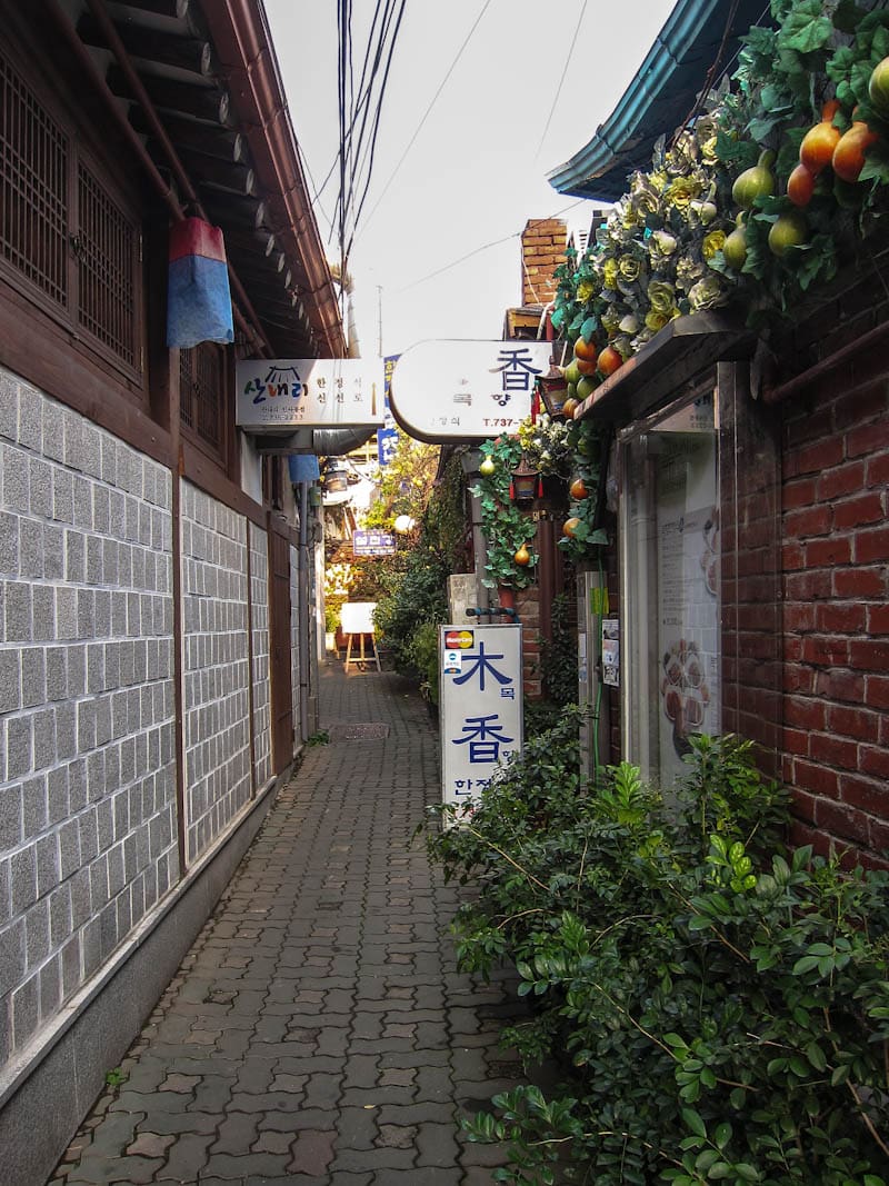 Narrow alleyways found just off Insadong-gil, Seoul