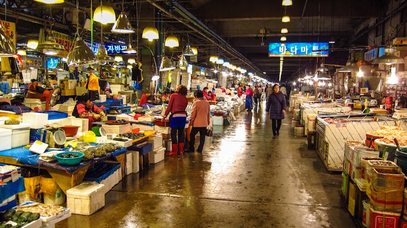 Seafood vendors and stalls at the Noryangjin Fish Market