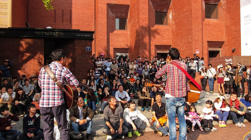 Free street side musical performance in Daehangno, Seoul