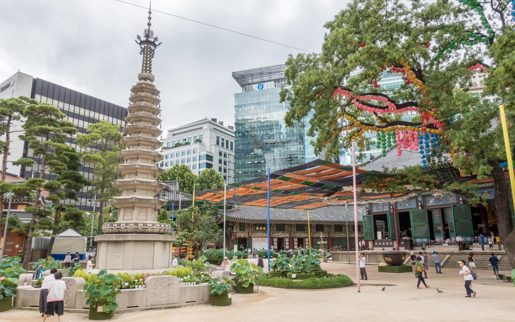 The peaceful grounds of Jogyesa Temple