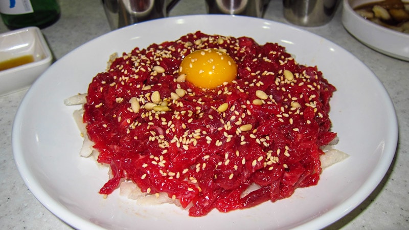 Yukhoe (raw steak tartare)