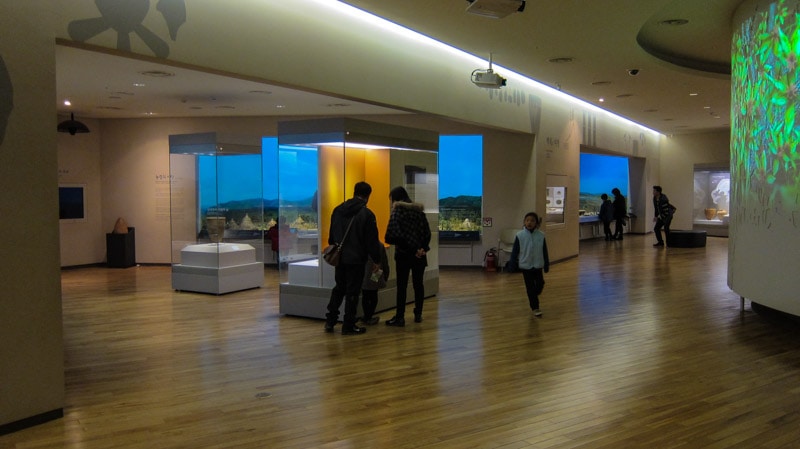 Walking through one of the exhibition halls at Seoul Baekje Museum