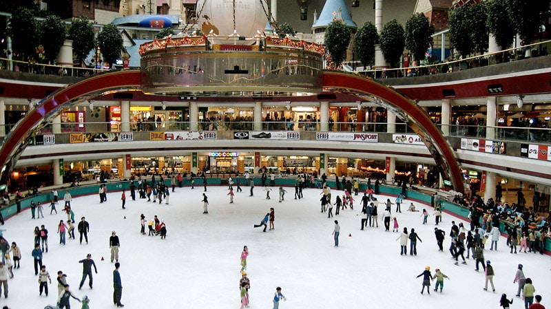 Ice skating rink at Lotte World on floor B3