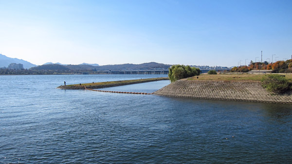 Han River cuts Seoul in half