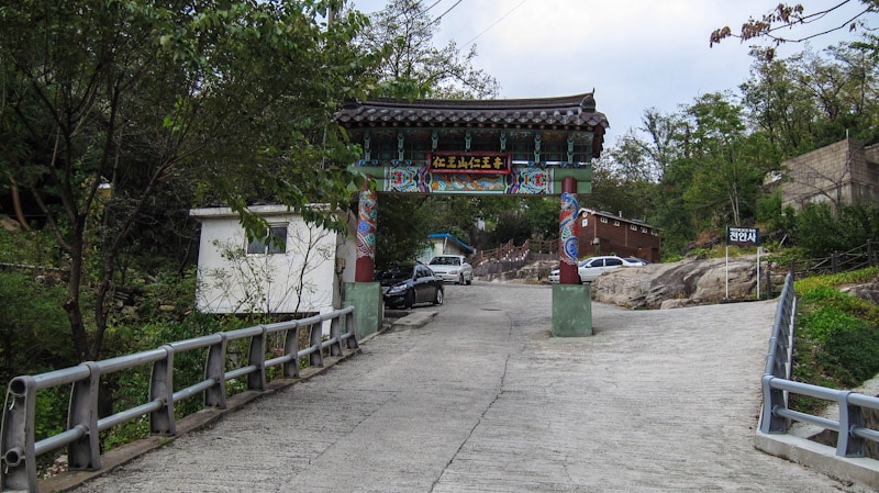 Entrance to the Shamanist village and Inwangsan Mountain in Seoul