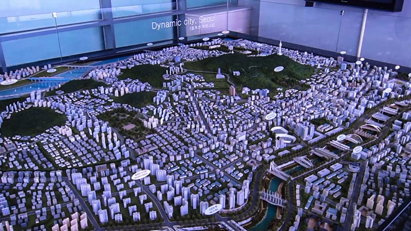 Model of the city of Seoul and the stream running through it