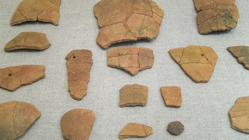 Pieces of comb pattern pottery from the Neolithic period at Amsa-dong Prehistoric Settlement Site