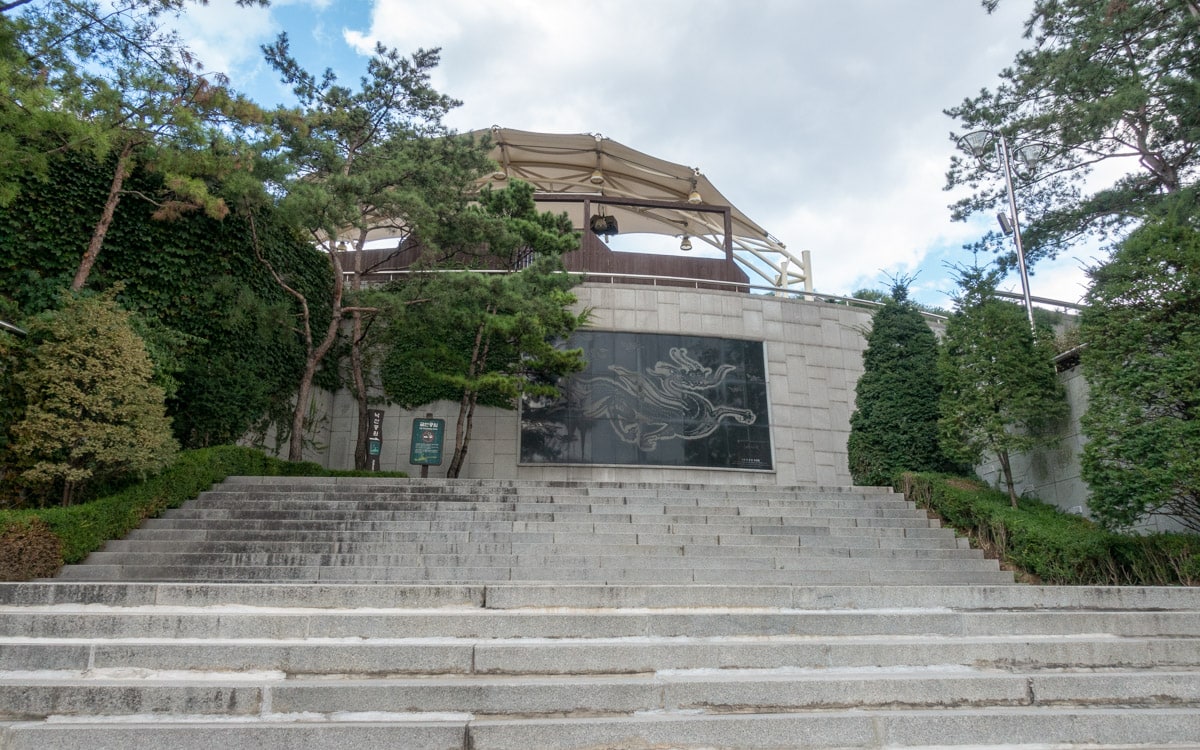 Western entrance to the park