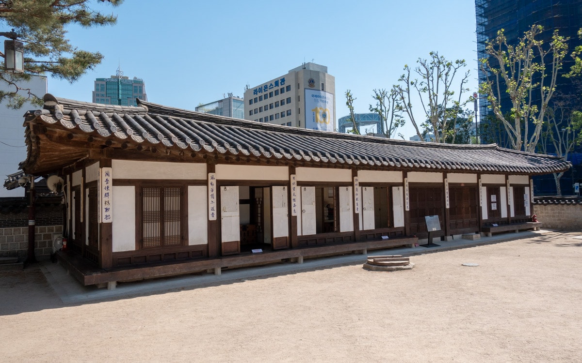 Sujiksa was used by stewards, guards, and maintenance men, Unhyeongung Palace, Seoul, Korea