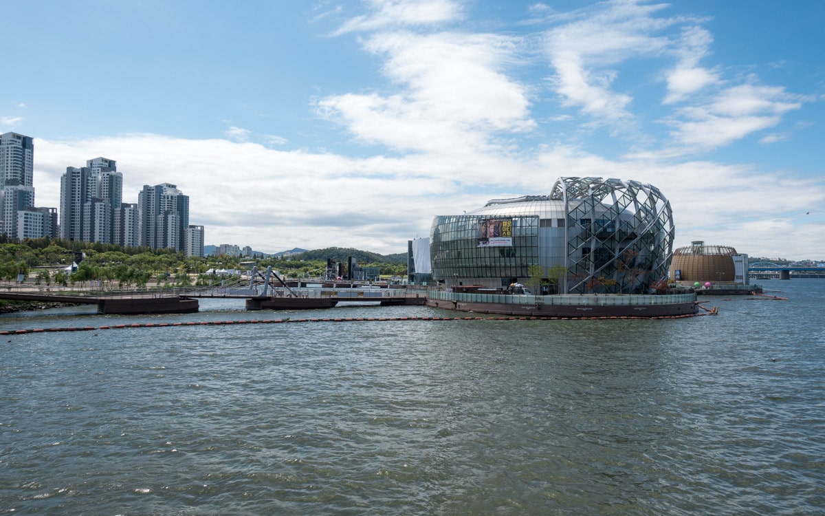 These floating islands are known as Sebitseom Island, Sebitseom Island, or “Sevit”, Banpo Hangang Park, Seoul, Korea