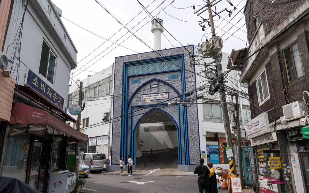 Entrance to the mosque from the street, Seoul Central Mosque, Seoul, Korea