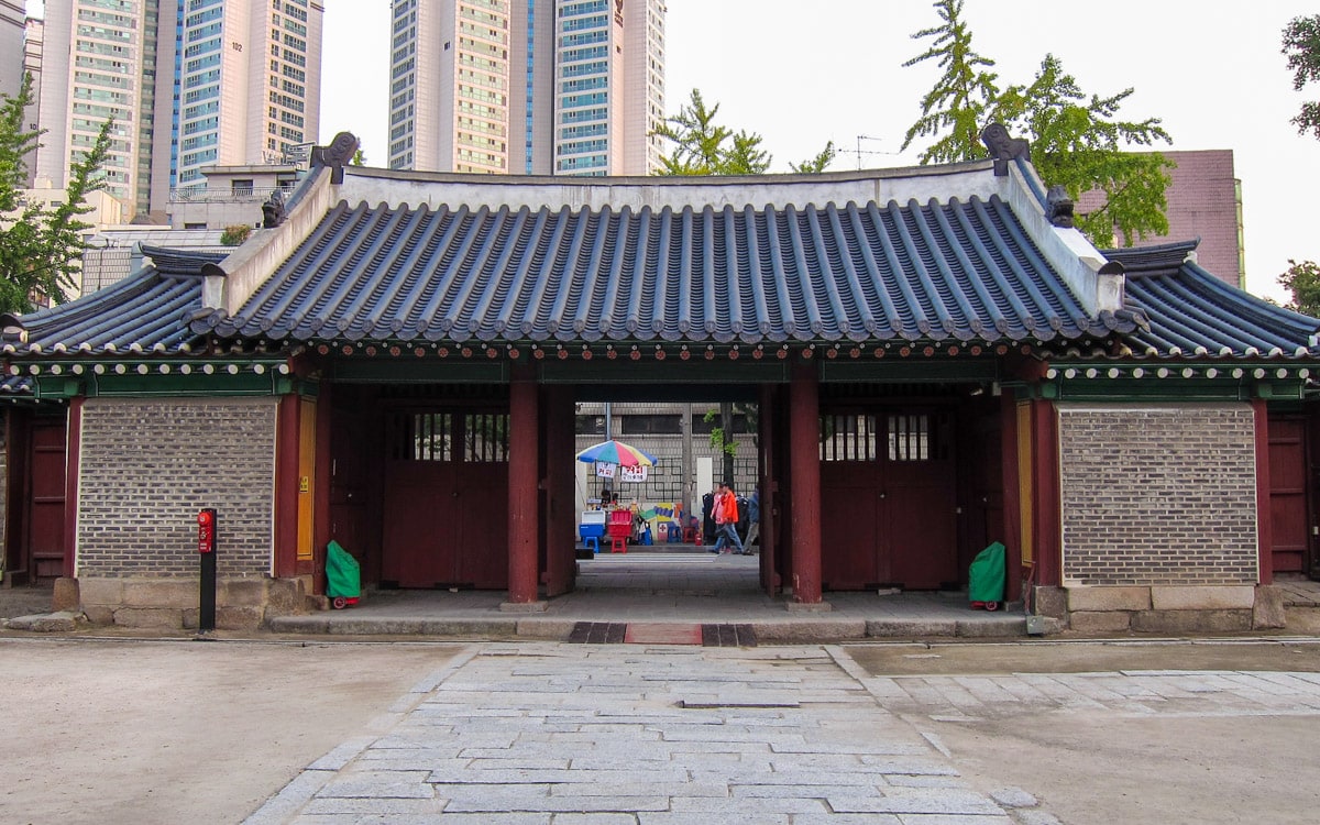 Front gate of the shrine, Dongmyo Shrine, Seoul, Korea