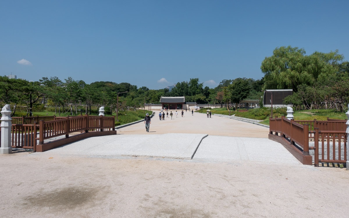 The park out front of the shrine, Jongmyo Shrine, Seoul, Korea