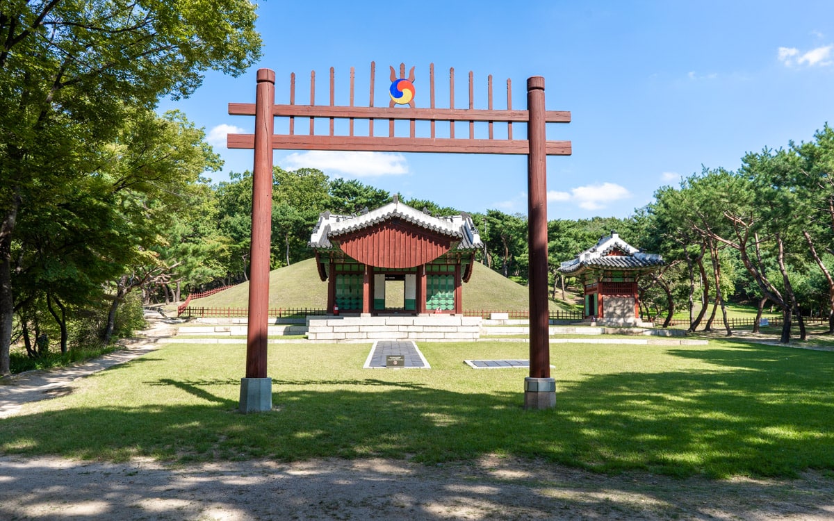 Hongsalmun (red spiked gate) found at Yeonghwiwon and Sunginwon Royal Tombs, Seoul, Korea