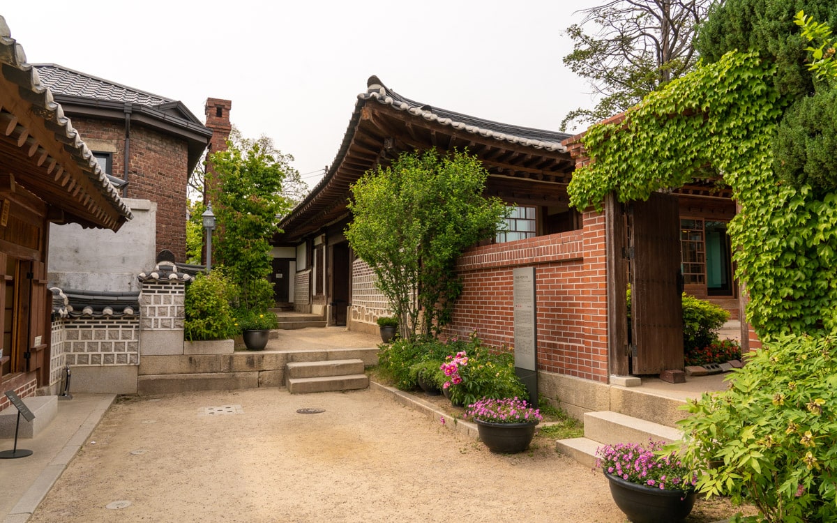 The grounds of Baek In-je House Museum, Seoul, Korea