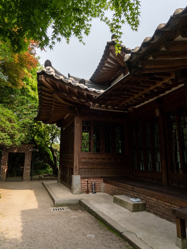 Hallway connecting sarangchae (men’s quarters) and anchae (women’s quarters), Baek In-je House Museum, Seoul, Korea