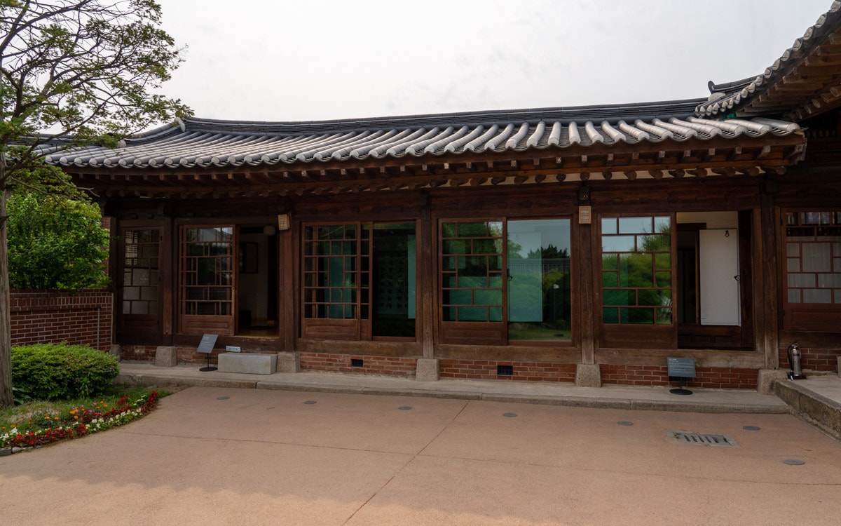 The son of the household occupied the small sarangbang, Baek In-je House Museum, Seoul, Korea