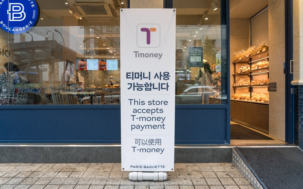 A Paris Baguette location with a sign saying it accepts T-money payments