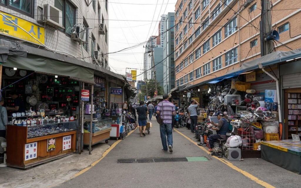 Hwanghak-dong Flea Market